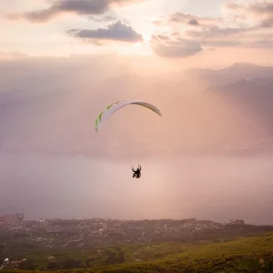 Gleitschirm über dem Gardasee beim Sicherheitstraining