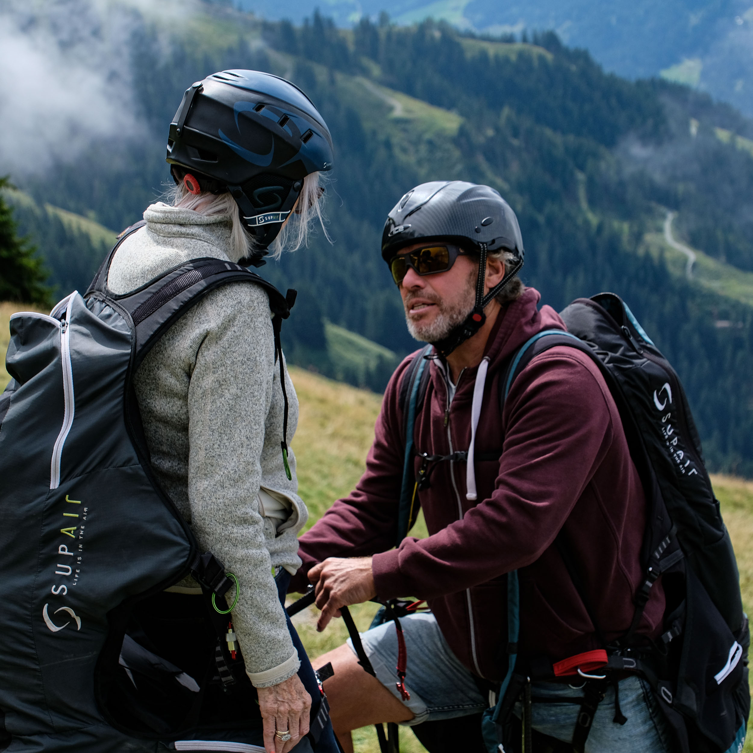 Tandempilot bereitet Flug mit Schüler vor