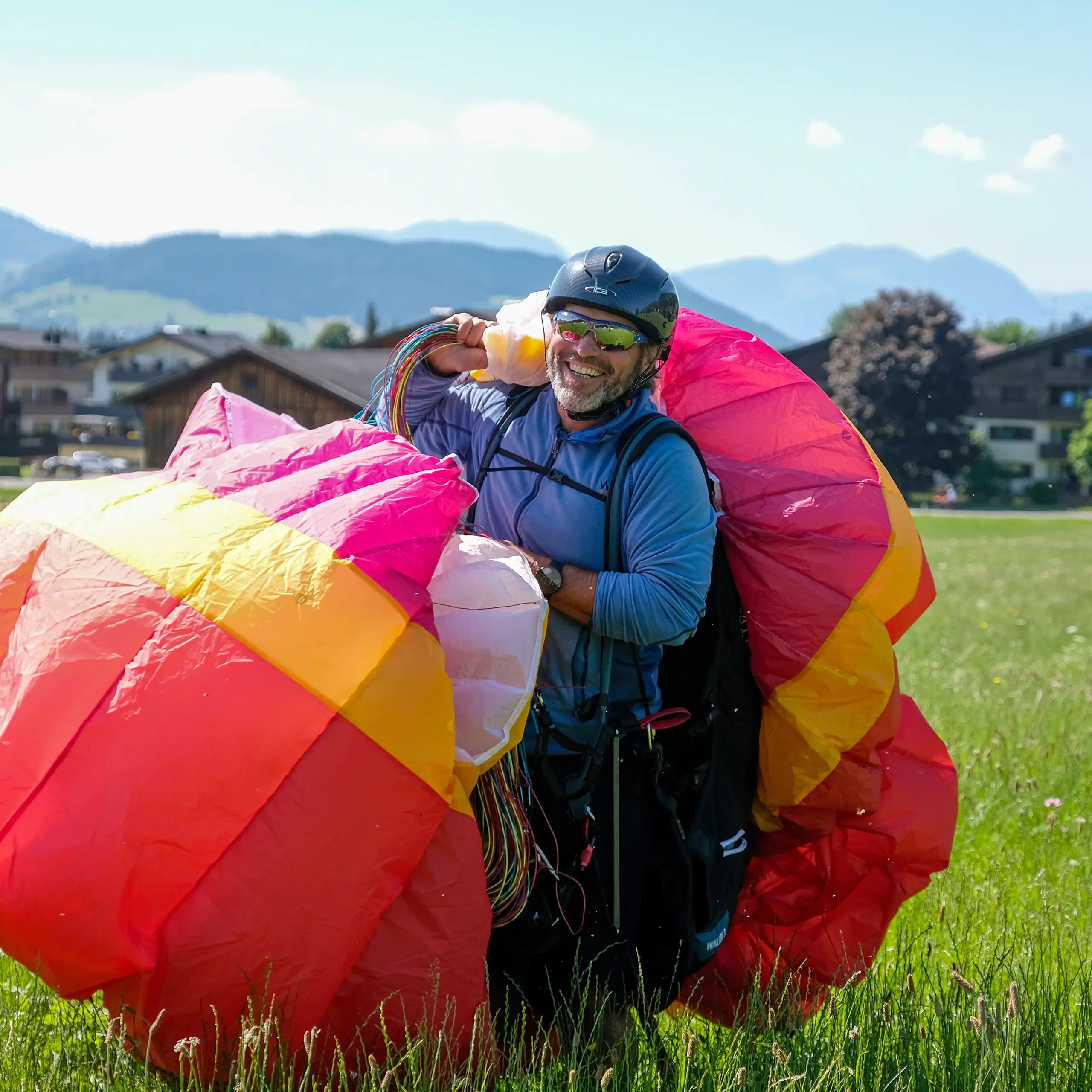 Pilot total happy nach erstem Probeflug in Westendorf FlyTirol