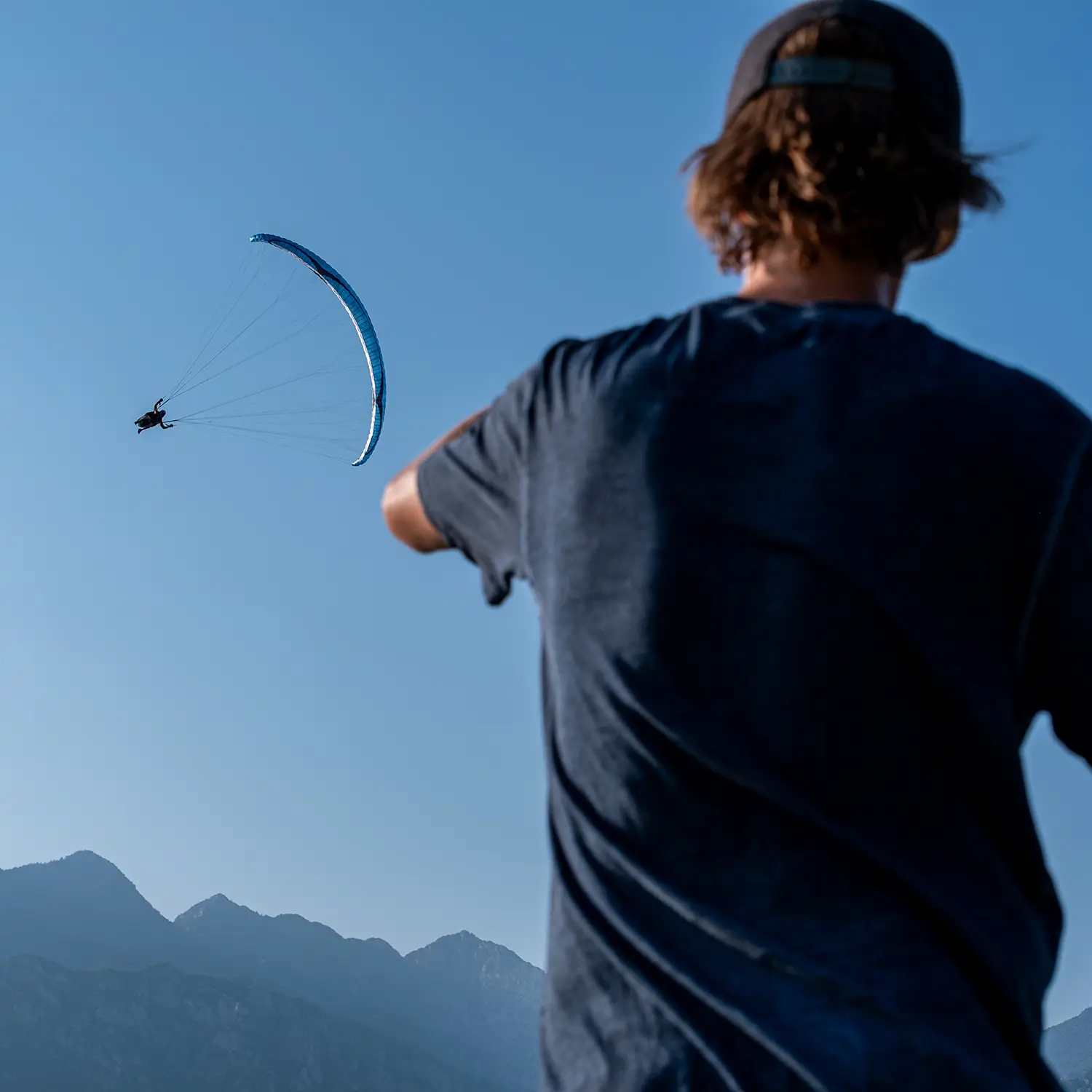 FlyTirol_SIV_Training_Gardasee_Instruktor im Hintergrund Gleitschirmpilot