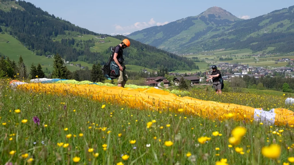 Gleitschirm Schnupperkurs Teilnehmer am Übungshang Westendorf Fly Tirol