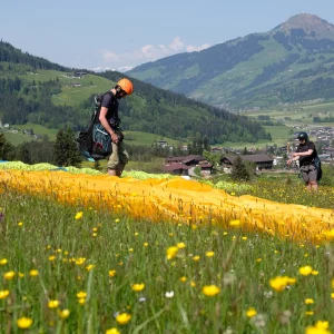 Gleitschirm Schnupperkurs Teilnehmer am Übungshang Westendorf Fly Tirol